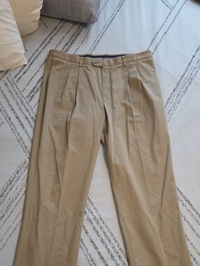 Roundtree & Yorke Men's Pleated Chinos - Tan